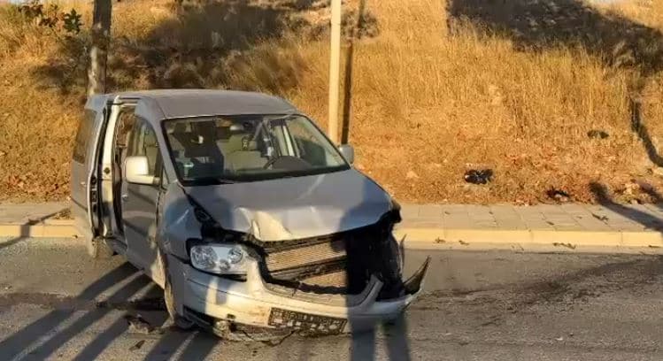 VIDEO/ Aksident në Vlorë, përplasen dy automjete, përfundon në spital një prej pasagjerëve