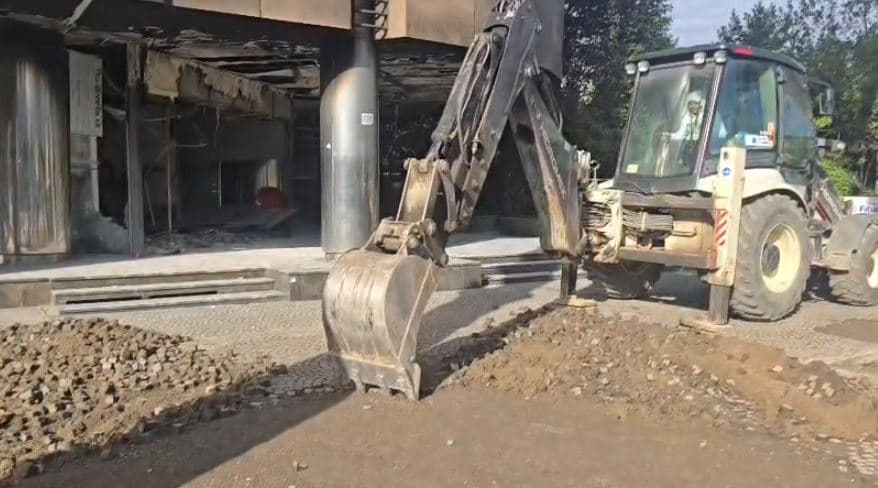Paralajmëroi shtim të dhunës policore ndaj protestuesve, Rama merr vendimin drastik, nxjerr fadromat dhe “zhvesh” bulevardin nga gurët