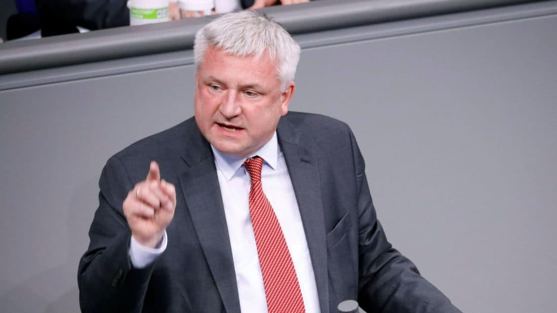 Protestat e rinisë në Tiranë/ Deputeti i Bundestagut, Knut Abraham: Qytetarët kërkojnë fundin e korrupsionit dhe lidhjeve mes krimit e politikës