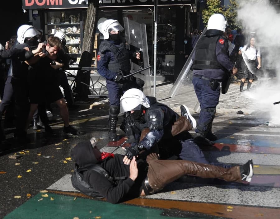 Foto dhe video nga protesta e sotme në Tiranë