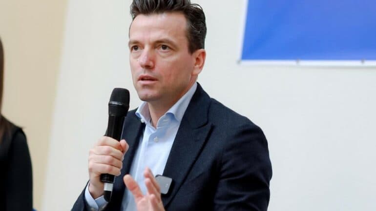 Begaj takim me protestuesit për zgjedhje të parakohshme/ Agron Shehaj: Protesta duhet të vazhdojë. Rama të largohet pa kushte