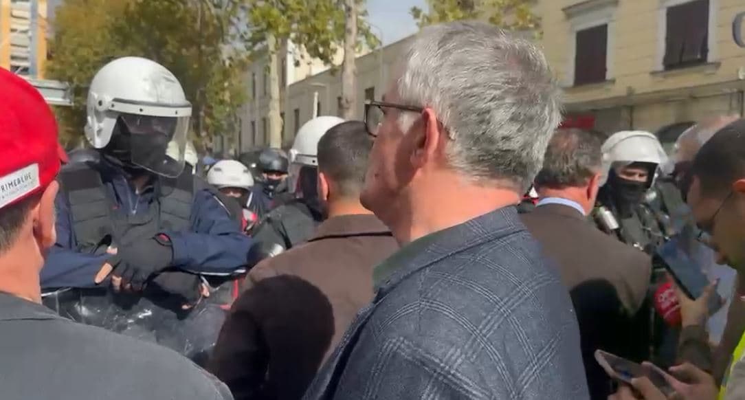 Dita e 10-të e protestës /Pedagogët dhe studentët mblidhen tek Politekniku dhe do të marshojnë drejt Parlamentit