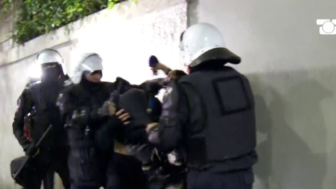 Dita e shtatë e protestës, protestuesit nisin të grumbullohen në sheshin ‘Skënderbej’
