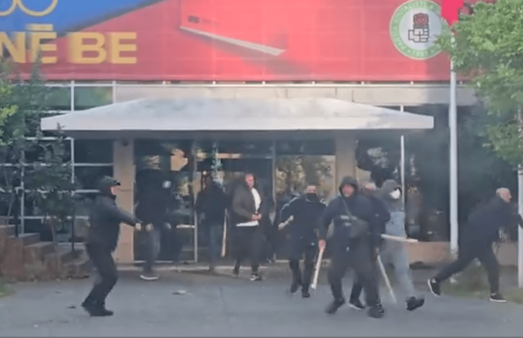 VIDEO/ Si mbeti selia e PS në duart e "paramilitarëve" të Inspektoriatit të Mbrojtjes së Territorit