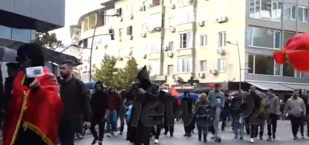 Në ditën e 13-të, me flamuj dhe thirrje kundër Ramës/ Pas grumbullimit te Ministria e Arsimit, protestuesit nisen drejt Kryeministrisë: Polici e krimit!