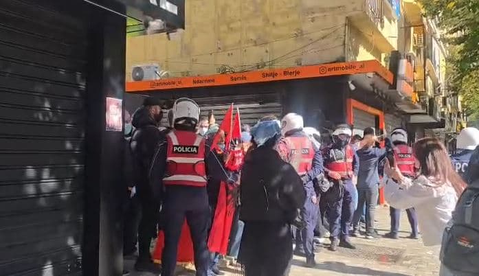 Nis marshimi i studentëve drejt Ministrisë së Arsimit me thirrjen; “Rama, jepe dorëheqjen!”