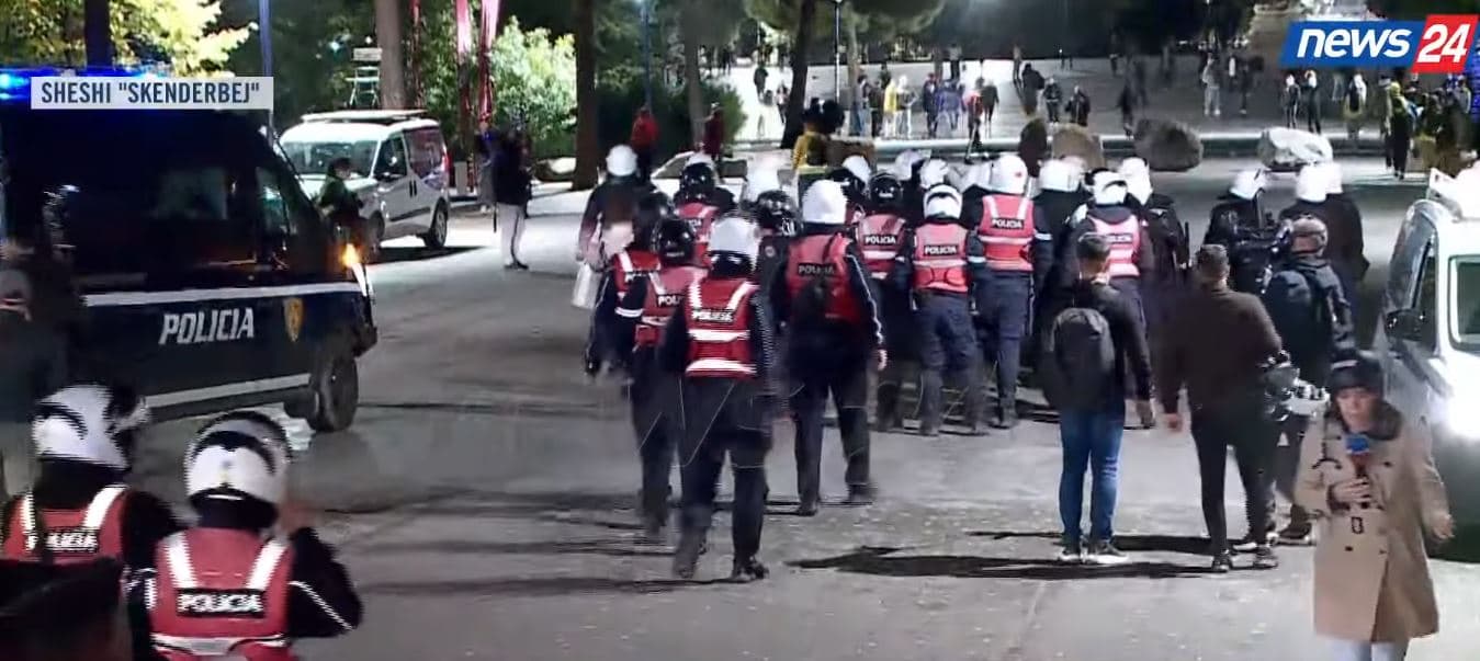 Në ditën e 13-të, me flamuj dhe thirrje kundër Ramës/ Pas grumbullimit te Ministria e Arsimit, protestuesit nisen drejt Kryeministrisë: Polici e krimit!