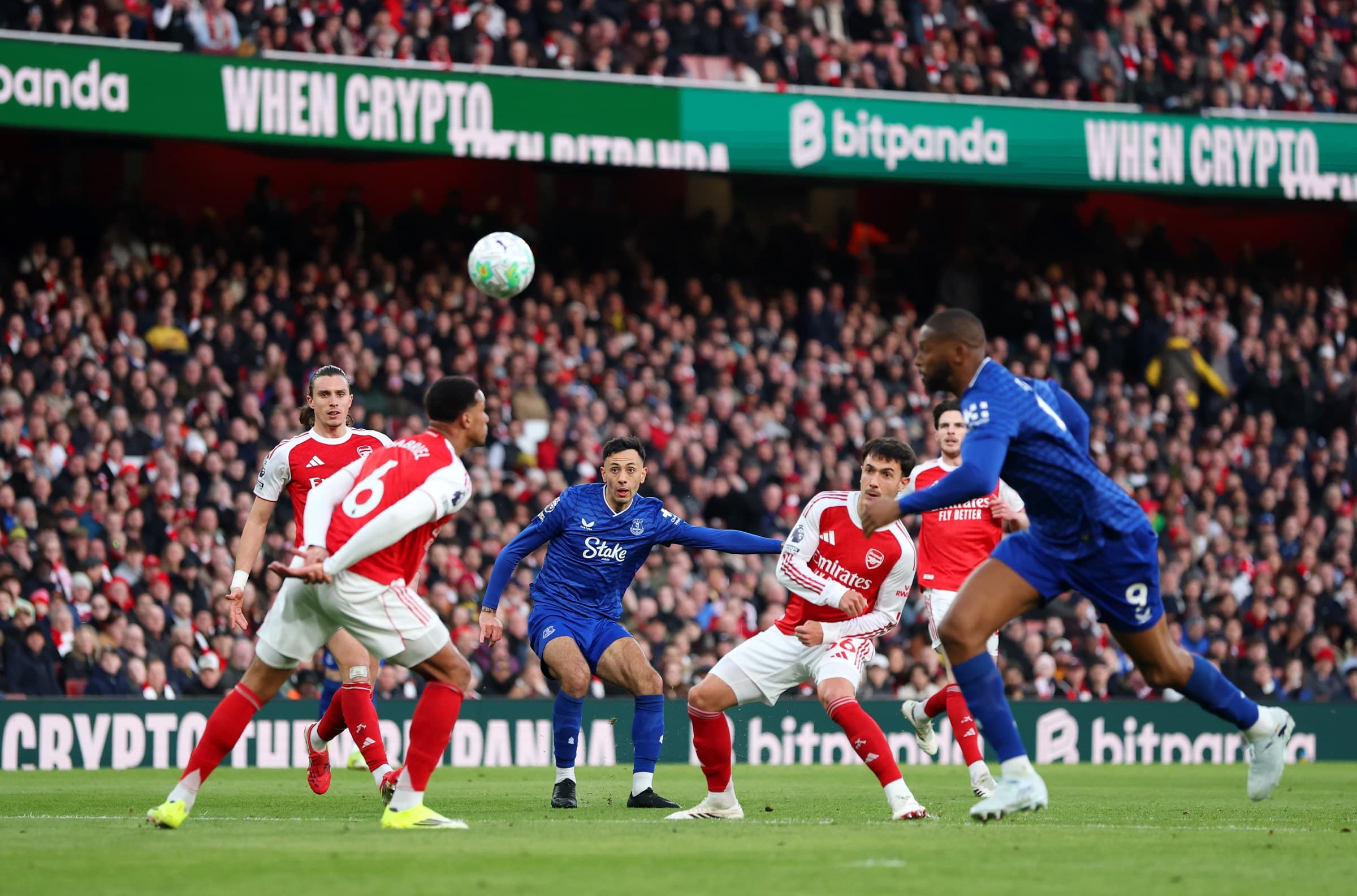 Arsenal mposht Evertonin dhe barazon Manchester Cityn në krye të Premier League