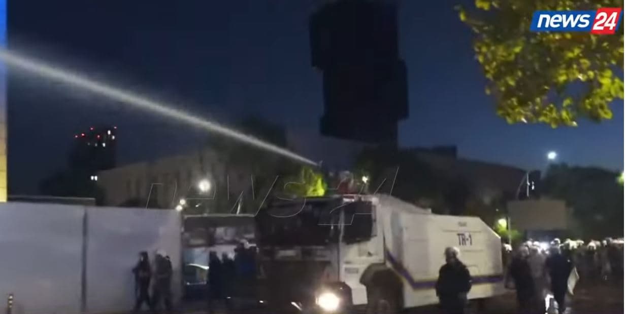Dita e shtatë e protestës, protestuesit nisin të grumbullohen në sheshin ‘Skënderbej’