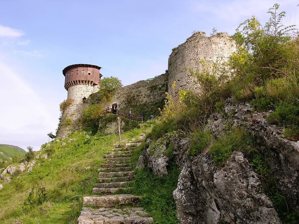 Qeveria nxjerr në konkurrim hapësirat e katër kalave historike, përdorimi deri në 20 vjet