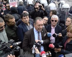 Dita e 10-të e protestës /Pedagogët dhe studentët mblidhen tek Politekniku dhe do të marshojnë drejt Parlamentit