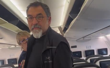“Më kërcënove se do më hiqje nga shkolla”/ Studentja përballet në avion me Bledi Çuçin dhe bashkëshorten e tij, Delina Fico. I merret telefoni nga dora (VIDEO)