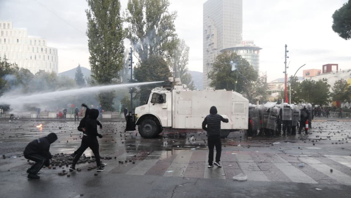 Komisioni Europian: Liria e tubimit dhe e shprehjes janë të drejta themelore, reagimi ndaj revoltës të jetë brenda kufijve të ligjit