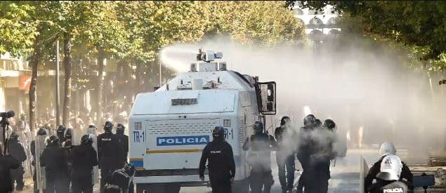 Në ditën e tetë, pedagogët dalin në protestë, marshim solidariteti me studentët në orën 10:00, kundër dhunës policore ndaj të rinjve