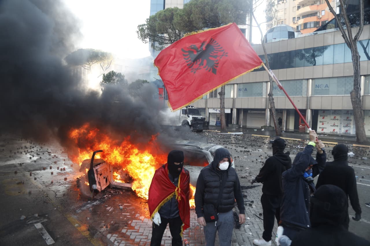 Një grup intelektualësh letër Komisioneres Kos për protestat: Heshtja për dhunën policore rrezikon të nxisë më shumë dhunë shtetërore