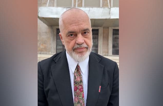 “S’ka dialog, jep dorëheqjen”/ Studentët dhe pedagogët i refuzuan ftesën, Rama nxjerr sërish karriget para Kryeministrisë dhe kërcënon: Kush dëmton, do të paguajë!