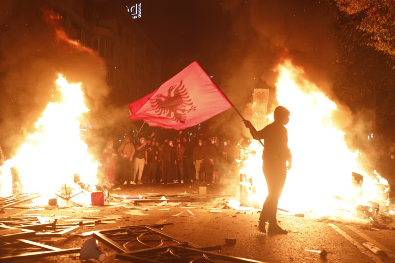 Përplasje, kaos dhe dhunë policore! Studentët "ngrenë në këmbë" Tiranën