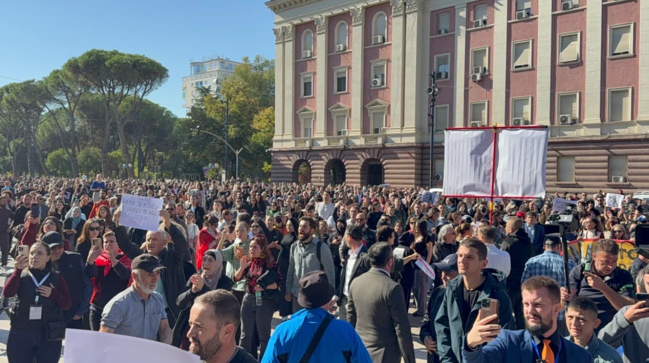 Në ditën e tetë, pedagogët dalin në protestë, marshim solidariteti me studentët në orën 10:00, kundër dhunës policore ndaj të rinjve