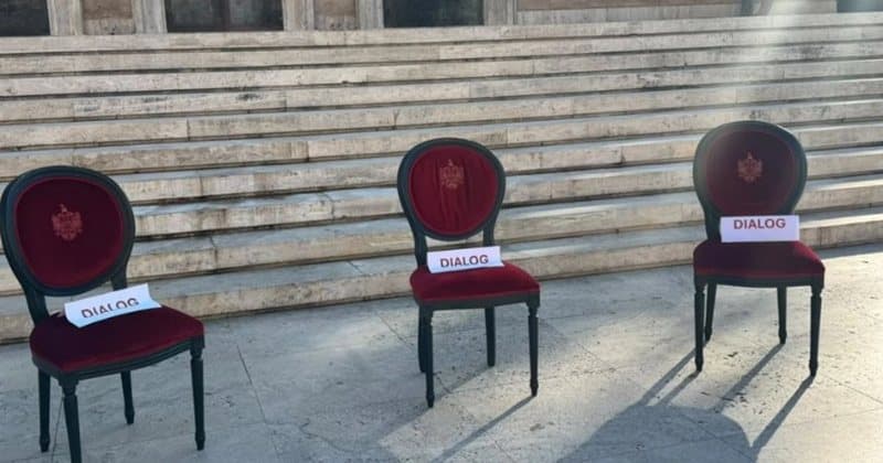 Rama nxjerr karriget para Kryeministrisë dhe fton studentët për dialog