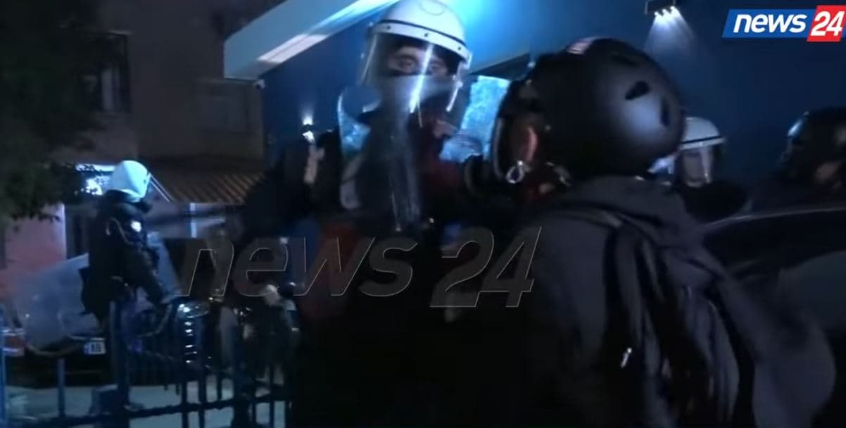 Dita e shtatë e protestës, protestuesit nisin të grumbullohen në sheshin ‘Skënderbej’