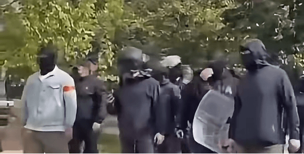 Policë apo banda me shkopinj? Civilë të maskuar kundër protestuesve, të miturit tërhiqen zvarrë