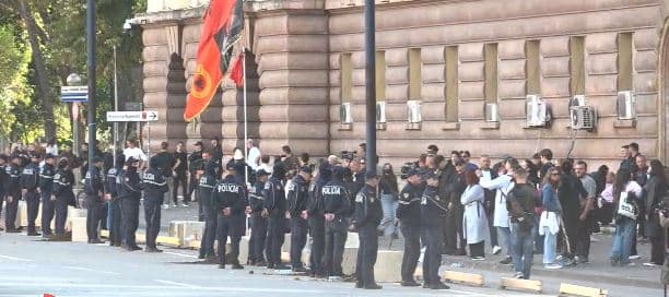 Refuzojnë kërkesën e Ramës për dialog dhe kërkojnë dorëheqje/ Pas pedagogëve edhe mjekët në mbështetje të protestës së studentëve