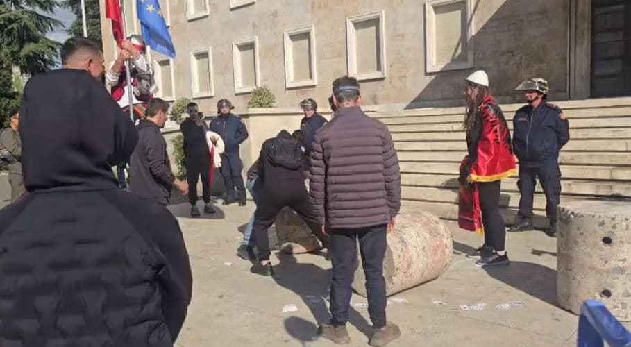 Dita e 10-të e protestës /Pedagogët dhe studentët mblidhen tek Politekniku dhe do të marshojnë drejt Parlamentit