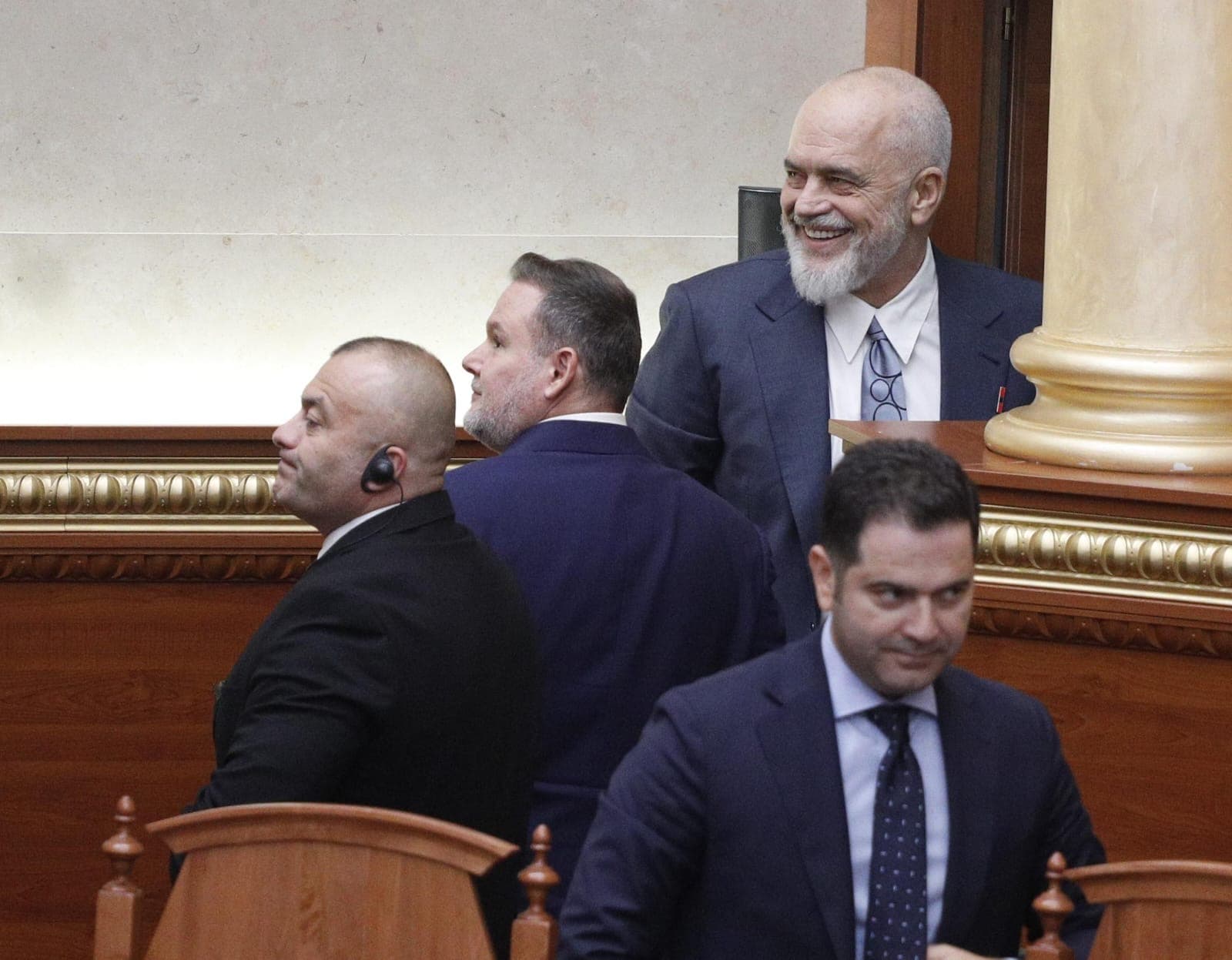 Rama largohet duke qeshur, i shoqëruar nga Demo, Braçe zë kokën me duar – Spiropali nxiton të ikë.