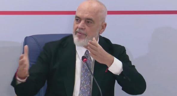 Harron dhunën policore ndaj studentëve / Rama sërish me gurë në dorë: Ky gur përcakton se ku mbaron e drejta e protestës dhe ku fillon e drejta e shtetit për të reaguar
