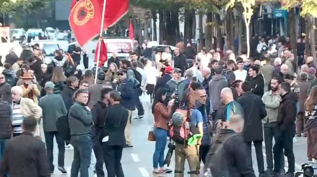 Dita e 14-të e protestave studentore, qytetarët dhe të rinjtë mblidhen masivisht para Ministrisë së Arsimit