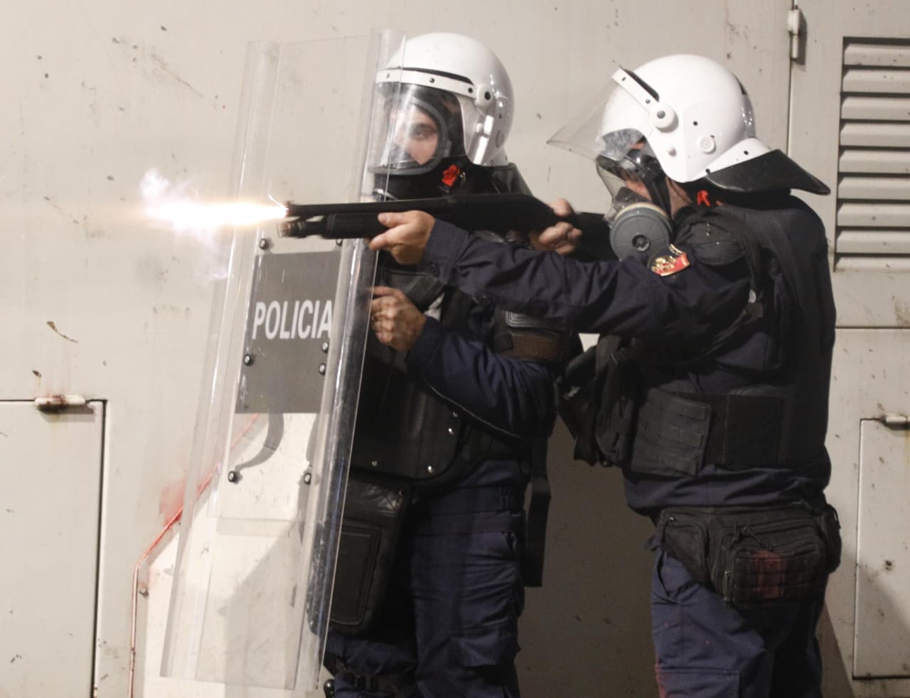 “Mos i kurseni!”: Plumbat e gomës kundër protestuesve dhe gazetarëve
