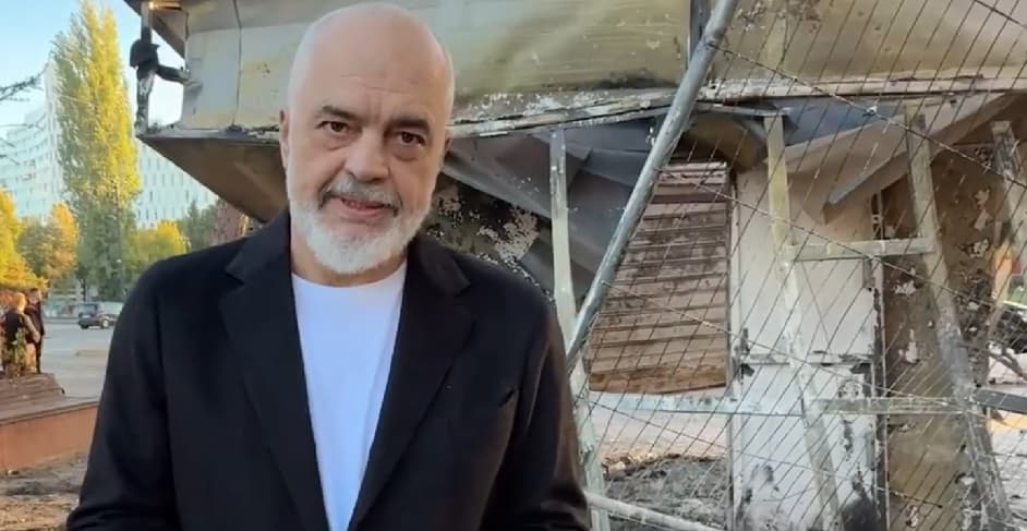 Reagon përsëri Kryeministri, por s'thotë asgjë të re! Viziton kioskën e djegur nga protestuesit: Do t’i përballojmë së bashku pasojat