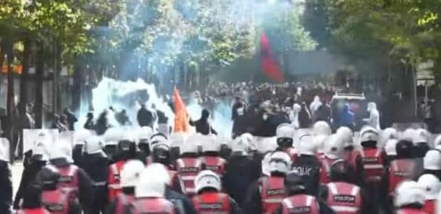 Policia hedh gaz lotsjellës pa masë ndaj protestuesve te Kryeministria, autobotët hedhin ujë nga dy drejtime