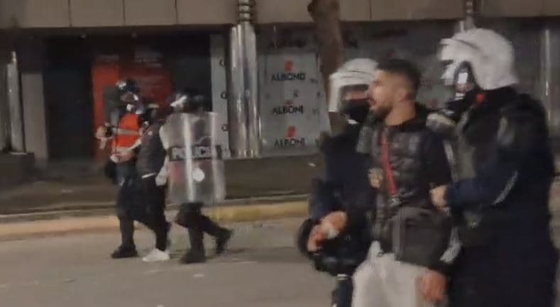 Në ditën e 13-të, me flamuj dhe thirrje kundër Ramës/ Pas grumbullimit te Ministria e Arsimit, protestuesit nisen drejt Kryeministrisë: Polici e krimit!