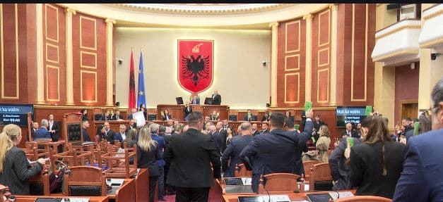 Nis seanca plenare. Interpelancë urgjente me ministrin e Brendshëm dhe shtatë projektligje në rend dite