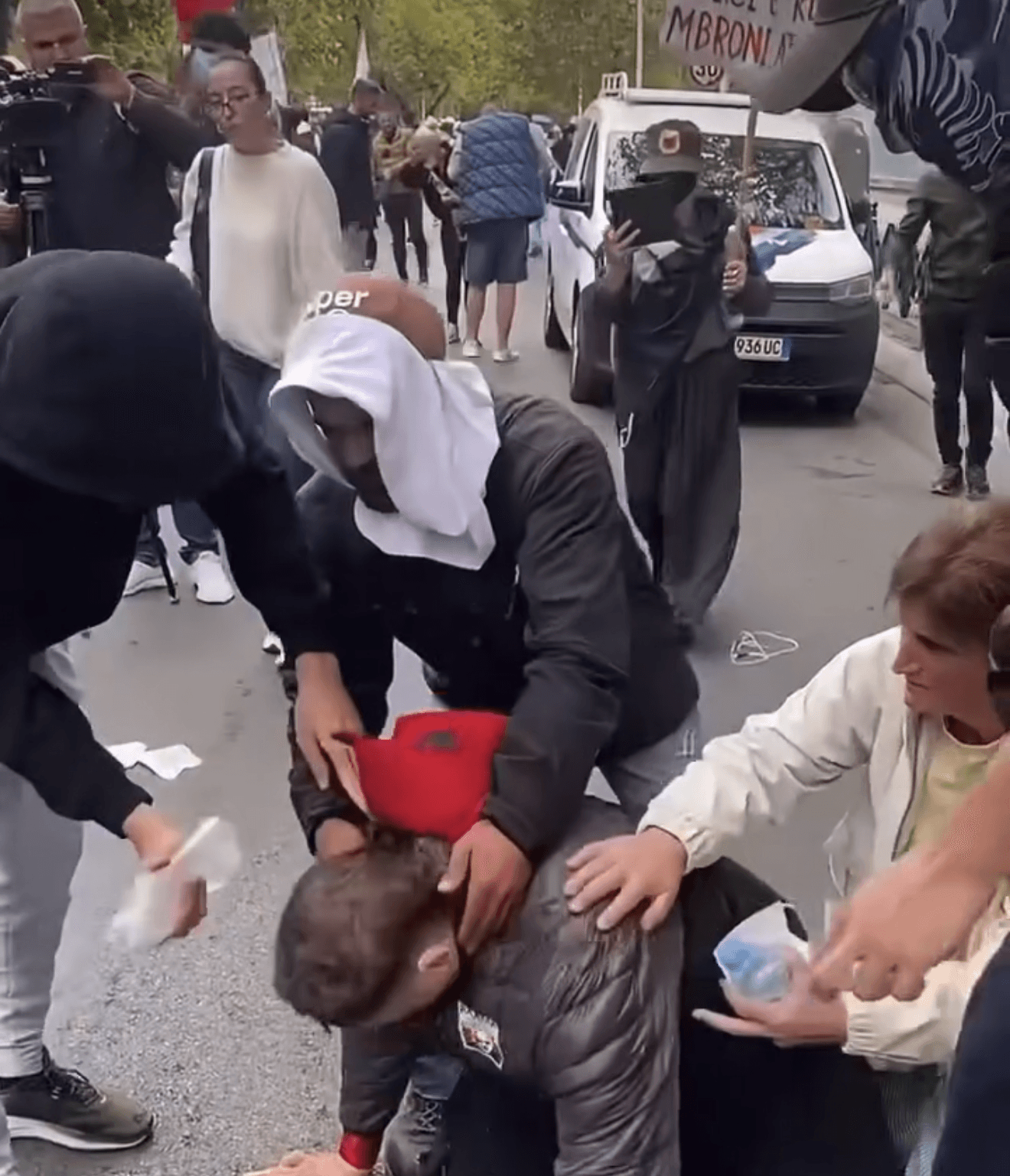 Gazi lotsjellës nuk kursen as kalimtarët, qytetarët e rastësishëm mes tymit dhe kaosit