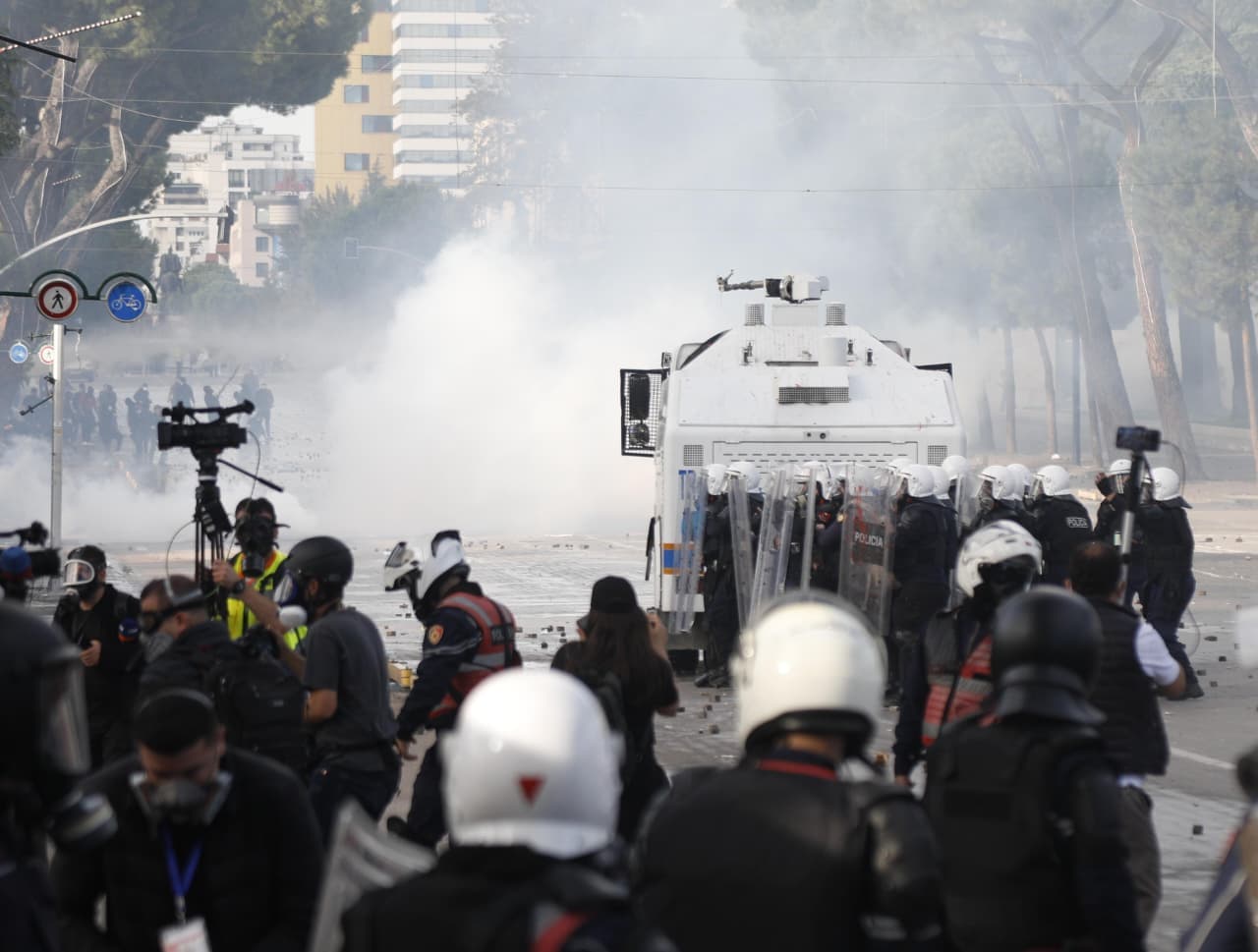 Plagosja në sy e Erjon Vishkullit gjatë protestës, AMP dhe Prokuroria nisin hetimet! Pezullohet edhe efektivi i “Shqiponjave” që dhunoi burrin e rrëzuar në tokë