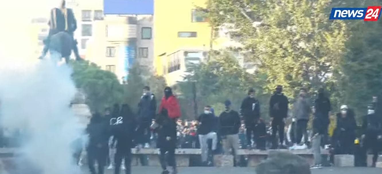 Dita e 6-të e protestave, blindohen dyert dhe dritaret e Ministrisë së Arsimit, FNSH në gatishmëri