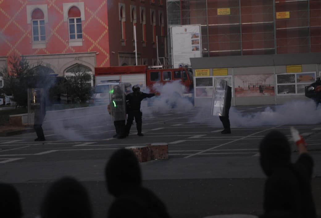 Në ditën e tetë, pedagogët dalin në protestë, marshim solidariteti me studentët në orën 10:00, kundër dhunës policore ndaj të rinjve