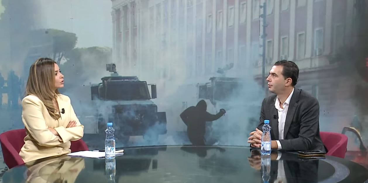 “Dhëmb për dhëmb! Nëse duan gjak…”/ Dhuna në protesta, Erjon Murataj denoncon: Çdo mëngjes tek Akademia e Rendit mblidhen mijëra makina private