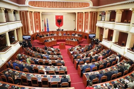 Dita e 10-të e revoltës! Nis seanca plenare, interpelancë urgjente me ministrin e Brendshëm dhe shtatë projektligje në rend dite