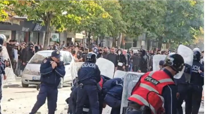Gjykata e Durrësit liron 22 protestues, 4 në ‘arrest shtëpie’ dhe 18 ‘detyrim paraqitjeje’