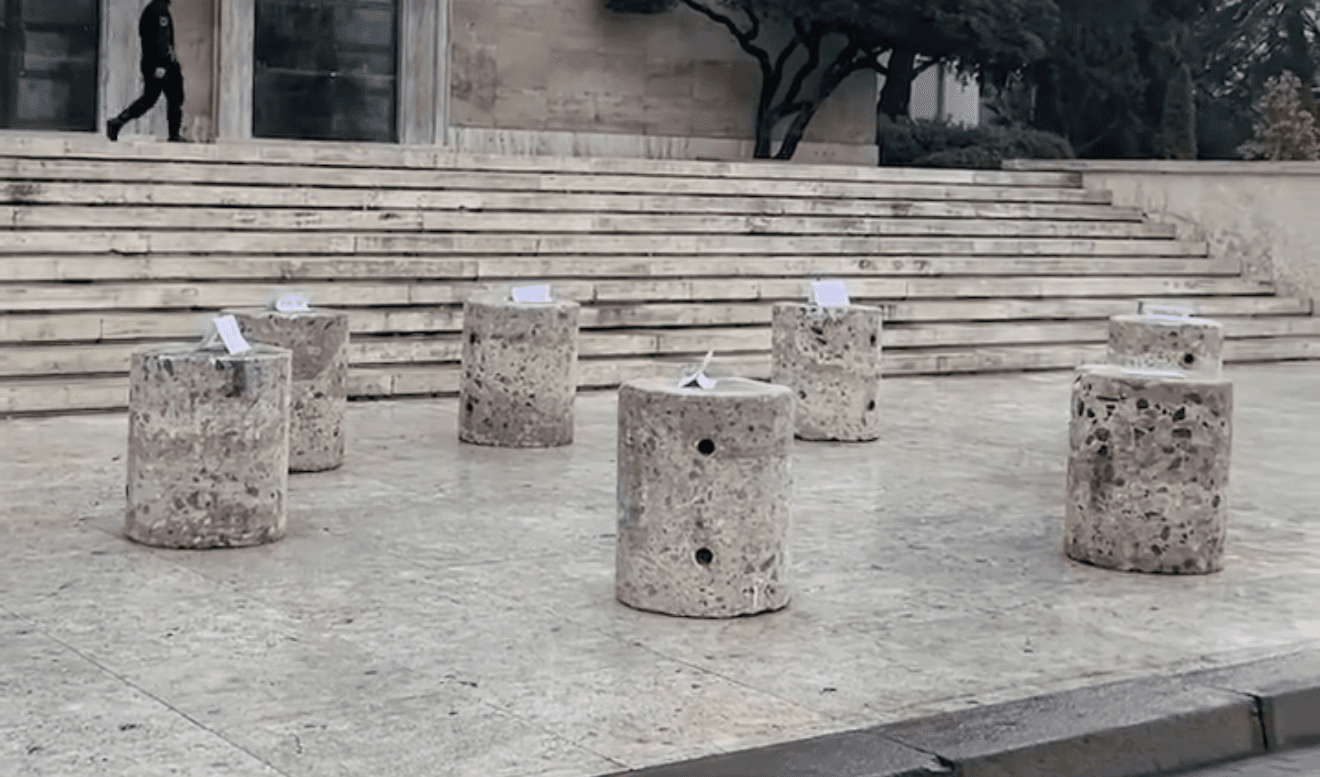 Rama vijon me ftesën për dialog, zëvendëson karriget e përmbysura me blloqe guri