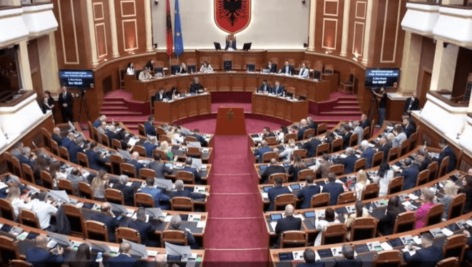 Mes protestave në Tiranë, Kuvendi njofton se do të mblidhet të enjten. Në rend dite interpelanca urgjente me ministrin e Brendshëm